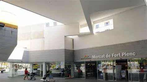 Mercat de Fort Pienc: Pusat Kebudayaan dan Kuliner di Barcelona